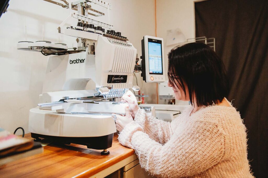 Karine Deslandes dans sa boutique Kréa, où elle développe couture, personnalisation textile et créations sur mesure | La Voix Lyssoise - KÉVIN NICOULEAUD