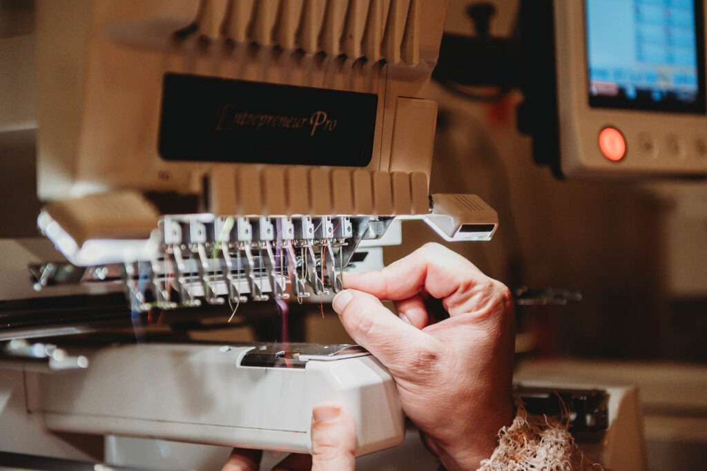 Karine Deslandes dans sa boutique Kréa, où elle développe couture, personnalisation textile et créations sur mesure | La Voix Lyssoise - KÉVIN NICOULEAUD