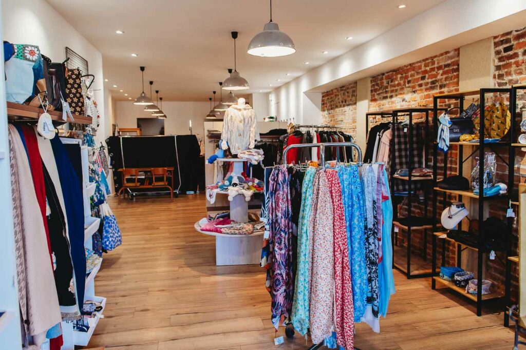 Dans sa boutique Kréa, Karine Deslandes mêle retouches, création et personnalisation | La Voix Lyssoise - KÉVIN NICOULEAUD