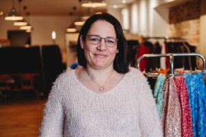 Karine Deslandes dans sa boutique Kréa, où elle développe couture, personnalisation textile et créations sur mesure | La Voix Lyssoise - KÉVIN NICOULEAUD