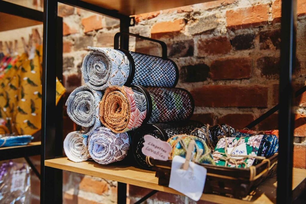 Dans sa boutique Kréa, Karine Deslandes mêle retouches, création et personnalisation | La Voix Lyssoise - KÉVIN NICOULEAUD