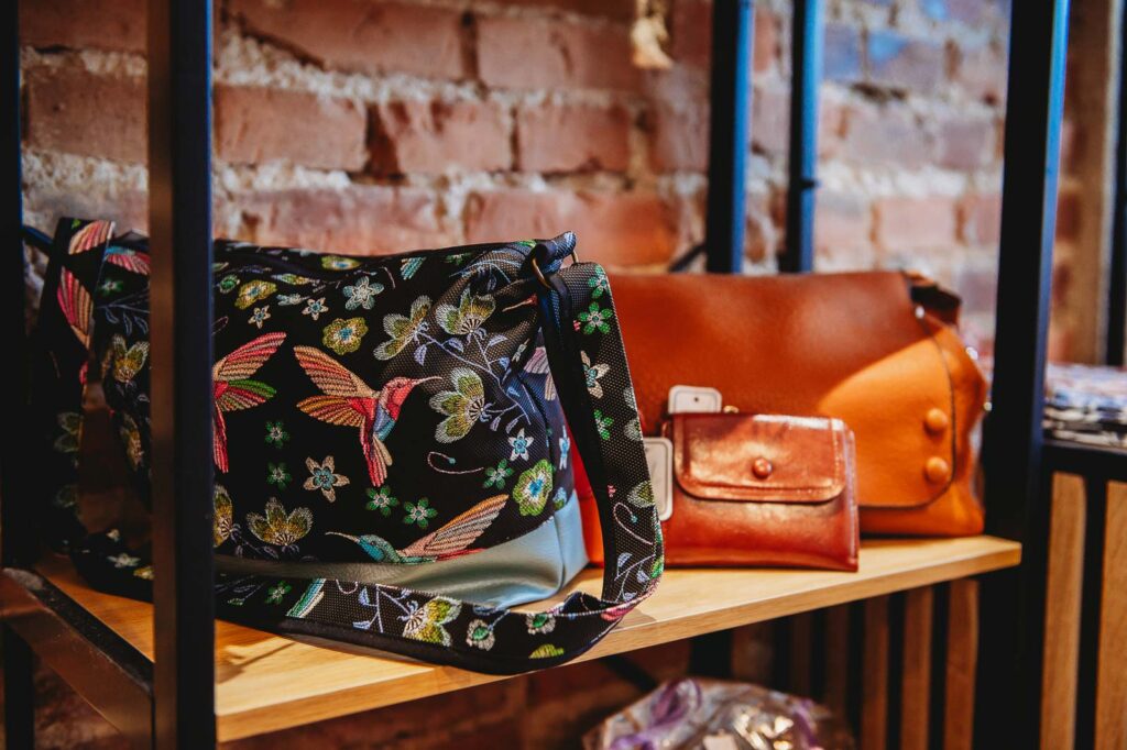 Dans sa boutique Kréa, Karine Deslandes mêle retouches, création et personnalisation | La Voix Lyssoise - KÉVIN NICOULEAUD