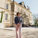 Vanessa Bernier devant le Château du Beugnon, à La Fosse-de-Tigné, à la mi-mars, devant le lieu où elle concrétise aujourd’hui son rêve d’enfance. | La Voix Lyssoise - KÉVIN NICOULEAUD