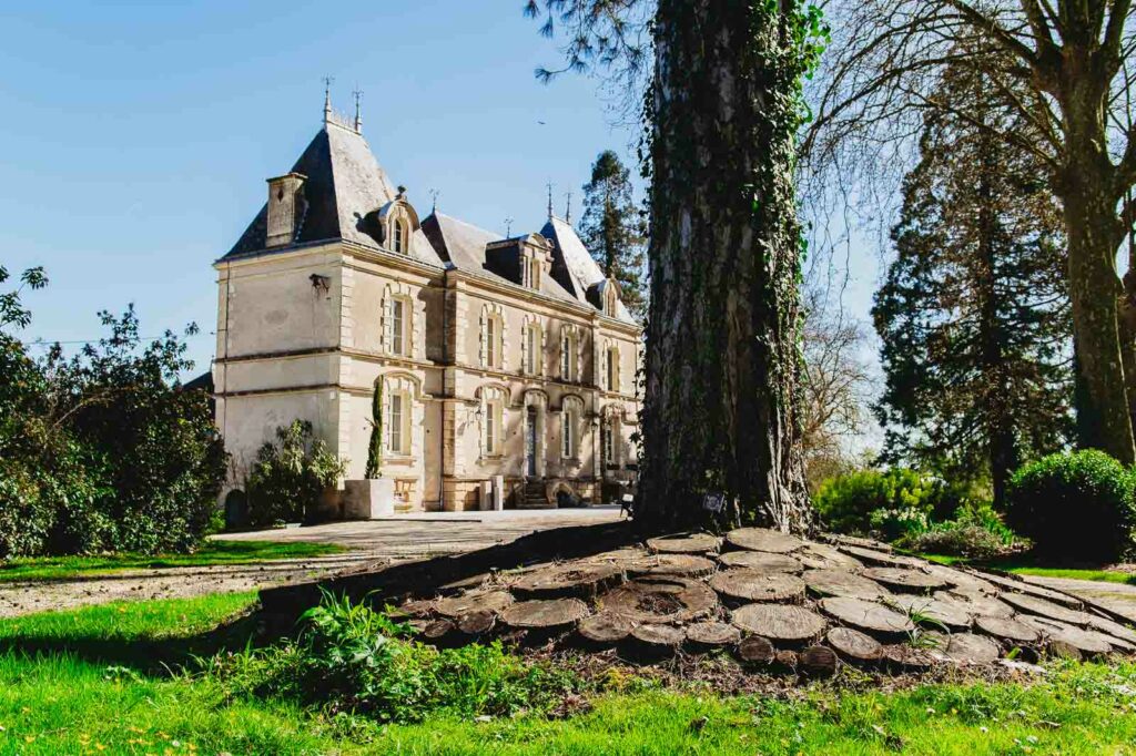 Le parc du Château du Beugnon participe à l’ambiance cocooning imaginée autour de la propriété. | La Voix Lyssoise - KÉVIN NICOULEAUD