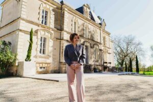 Vanessa Bernier devant le Château du Beugnon, à La Fosse-de-Tigné, à la mi-mars, devant le lieu où elle concrétise aujourd’hui son rêve d’enfance. | La Voix Lyssoise - KÉVIN NICOULEAUD