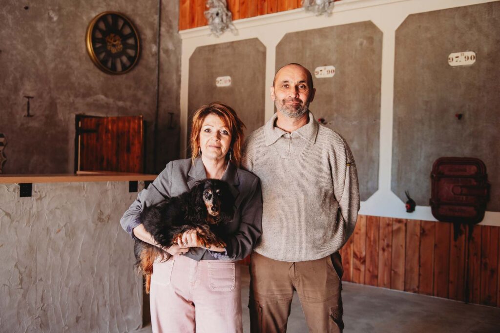 Vanessa et son mari Olivier, à la mi-mars, devant le château qu’ils font revivre ensemble. | La Voix Lyssoise - KÉVIN NICOULEAUD