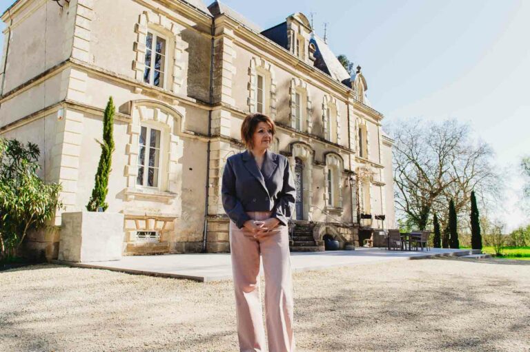 Vanessa Bernier devant le Château du Beugnon, à La Fosse-de-Tigné, à la mi-mars, devant le lieu où elle concrétise aujourd’hui son rêve d’enfance. | La Voix Lyssoise - KÉVIN NICOULEAUD