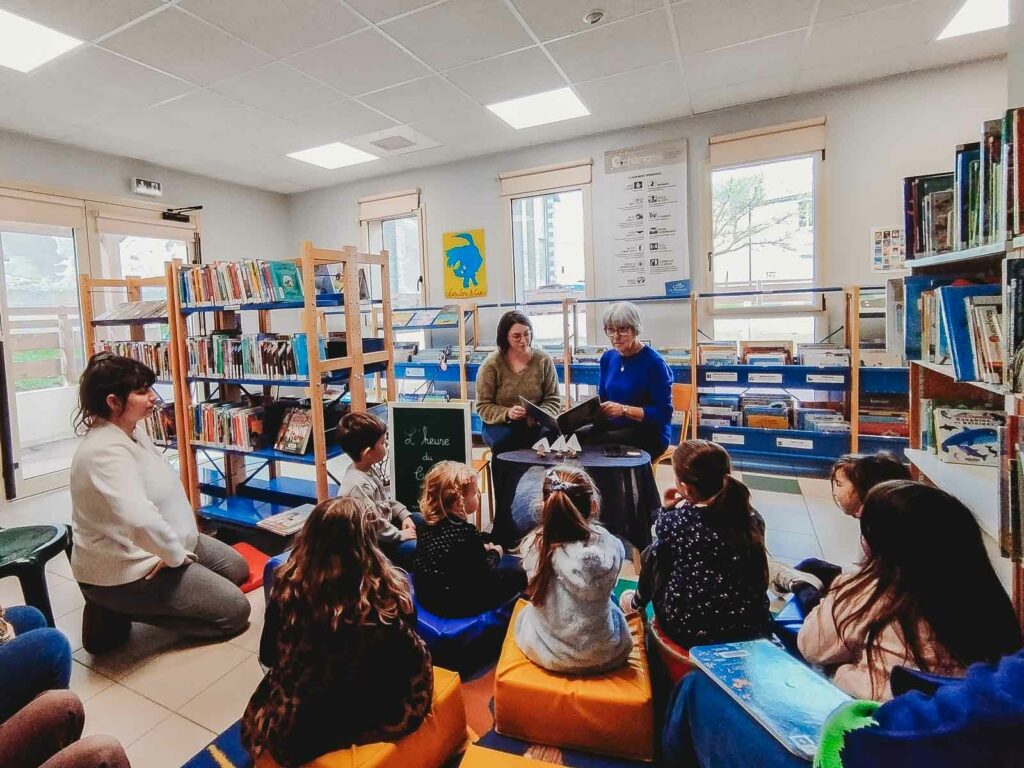 Samedi 28 mars, Françoise et Élodie ont animé la deuxième édition de l’heure du conte devant neuf enfants et leurs parents à la bibliothèque de Nueil-sur-Layon | La Voix Lyssoise - KÉVIN NICOULEAUD