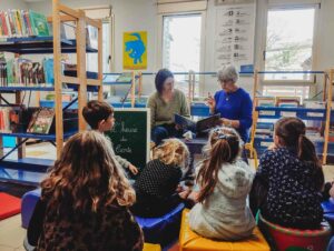 Samedi 28 mars, Françoise et Élodie ont animé la deuxième édition de l’heure du conte devant neuf enfants et leurs parents à la bibliothèque de Nueil-sur-Layon | La Voix Lyssoise - KÉVIN NICOULEAUD