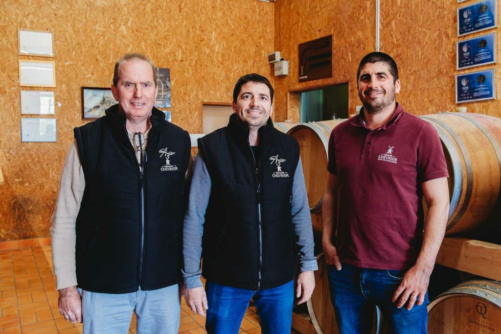 Quentin, Vincent Clément du domaine Chevrier à Trémont, heureux d'avoir été récompensé par plusieurs médailles au Concours Général Agricole et au concours des Ligers. | La Voix Lyssoise - KÉVIN NICOULEAUD