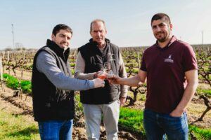 Quentin, Vincent Clément du domaine Chevrier à Trémont, heureux d'avoir été récompensé par plusieurs médailles au Concours Général Agricole et au concours des Ligers. | La Voix Lyssoise - KÉVIN NICOULEAUD