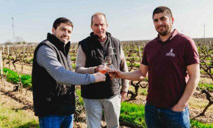 Quentin, Vincent Clément du domaine Chevrier à Trémont, heureux d'avoir été récompensé par plusieurs médailles au Concours Général Agricole et au concours des Ligers. | La Voix Lyssoise - KÉVIN NICOULEAUD