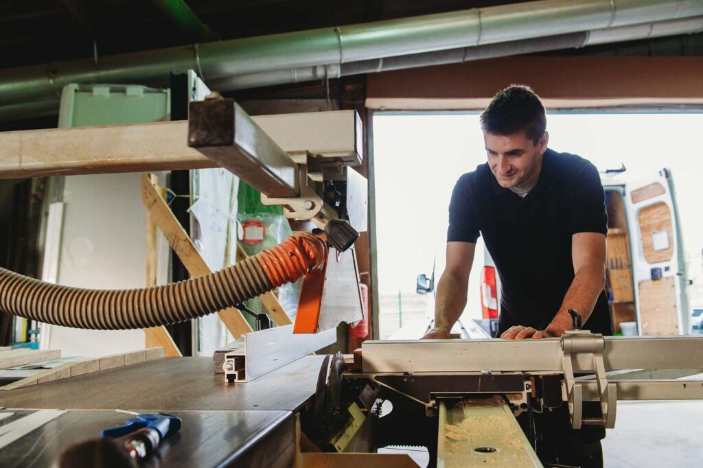 Mardi 24 mars, Julien Davy revient sur le développement de son activité de menuiserie un an après son installation à Nueil-sur-Layon | La Voix Lyssoise - KÉVIN NICOULEAUD
