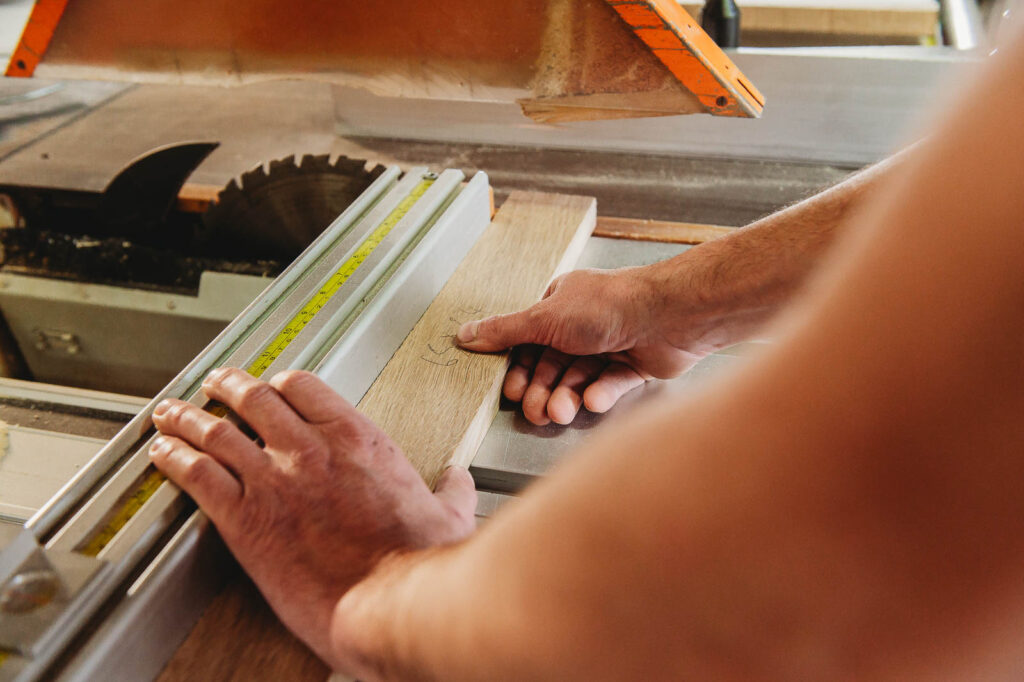 Mardi 24 mars, Julien Davy revient sur le développement de son activité de menuiserie un an après son installation à Nueil-sur-Layon | La Voix Lyssoise - KÉVIN NICOULEAUD