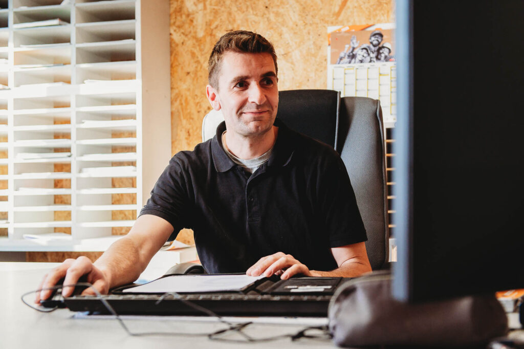 Mardi 24 mars, Julien Davy revient sur le développement de son activité de menuiserie un an après son installation à Nueil-sur-Layon | La Voix Lyssoise - KÉVIN NICOULEAUD