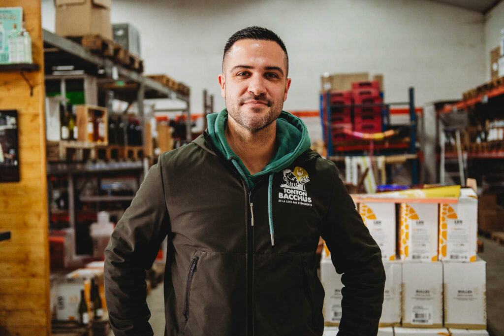 Pierre Bourget, gérant de l’entreprise Tonton Bacchus à Coron, a repris la société en avril 2022 et développe aujourd’hui l’activité entre événementiel, vente de boissons et distribution aux restaurants. | La Voix Lyssoise – Kévin Nicouleaud