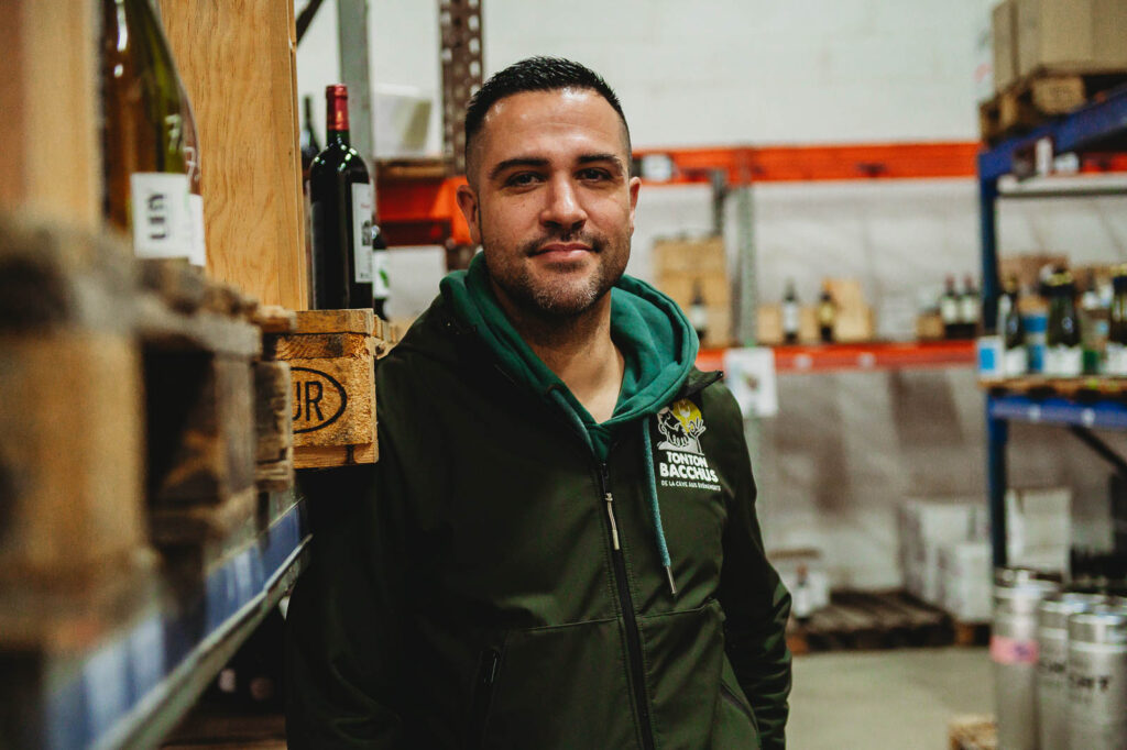 Pierre Bourget, gérant de l’entreprise Tonton Bacchus à Coron, a repris la société en avril 2022 et développe aujourd’hui l’activité entre événementiel, vente de boissons et distribution aux restaurants. | La Voix Lyssoise – Kévin Nicouleaud