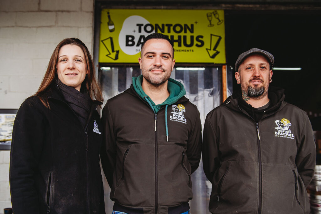 Pierre Bourget, gérant de l’entreprise Tonton Bacchus à Coron, entouré d'une partie de son équipe, lundi 9 mars. | La Voix Lyssoise – Kévin Nicouleaud