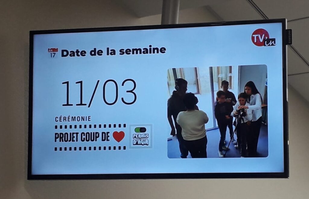 Mercredi 11 mars, huit jeunes bénévoles de la médiathèque de Vihiers ont vu leur travail salué lors de la remise des projets retenus dans le cadre du dispositif CAF de Maine-et-Loire, pour leur film « Regard d’ado : l’usage du numérique » | Bibliothèques de Lys-Haut-Layon