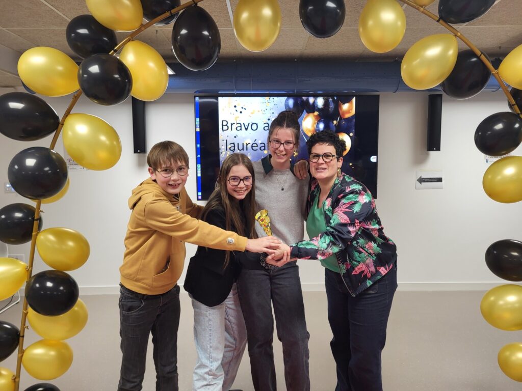 Mercredi 11 mars, trois jeunes bénévoles de la médiathèque de Vihiers accompagnés par Magali Brebion, coordinatrice du Centre Socioculturel « Le Coin de la Rue » lors de la remise des prix | Bibliothèques de Lys-Haut-Layon