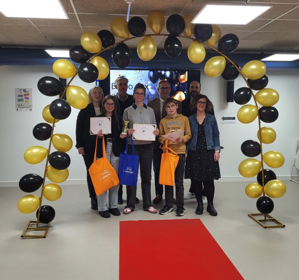 Mercredi 11 mars, huit jeunes bénévoles de la médiathèque de Vihiers ont vu leur travail salué lors de la remise des projets retenus dans le cadre du dispositif CAF de Maine-et-Loire, pour leur film « Regard d’ado : l’usage du numérique » | Bibliothèques de Lys-Haut-Layon