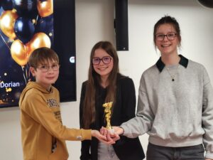 Mercredi 11 mars, huit jeunes bénévoles de la médiathèque de Vihiers ont vu leur travail salué lors de la remise des projets retenus dans le cadre du dispositif CAF de Maine-et-Loire, pour leur film « Regard d’ado : l’usage du numérique » | Bibliothèques de Lys-Haut-Layon