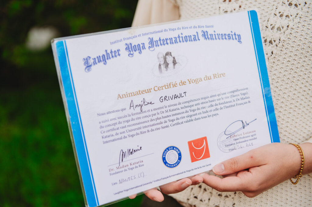 Angéline Grivault animatrice en yoga du rire, formée en 2021. Une pratique axée sur le lâcher-prise et le bien-être. | La Voix Lyssoise - KÉVIN NICOULEAUD