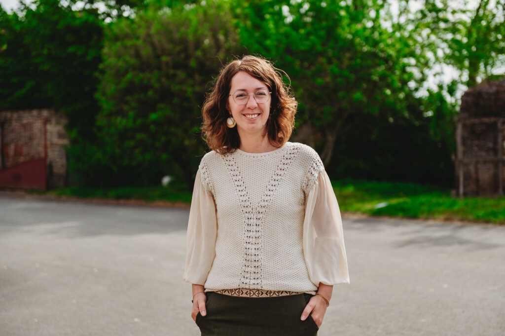 Lundi 20 avril, Angéline Grivault animatrice en yoga du rire, une pratique axée sur le lâcher-prise et le bien-être. | La Voix Lyssoise - KÉVIN NICOULEAUD