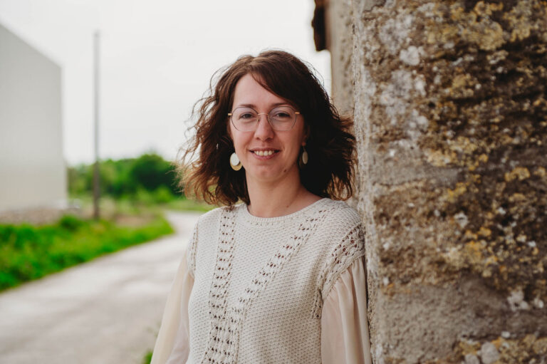 Lundi 20 avril, Angéline Grivault animatrice en yoga du rire, une pratique axée sur le lâcher-prise et le bien-être. | La Voix Lyssoise - KÉVIN NICOULEAUD