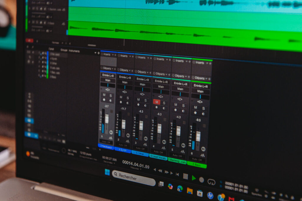 Béatrice Cazillac, alias Maëna Sol, lundi 13 avril, dans son studio à Cléré-sur-Layon, où elle compose et enregistre ses titres. | La Voix Lyssoise - KÉVIN NICOULEAUD