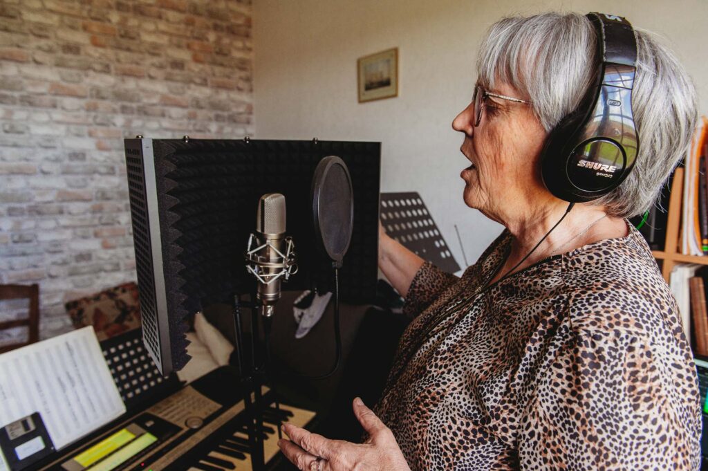 Béatrice Cazillac, alias Maëna Sol, lundi 13 avril, dans son studio à Cléré-sur-Layon, où elle compose et enregistre ses titres. | La Voix Lyssoise - KÉVIN NICOULEAUD