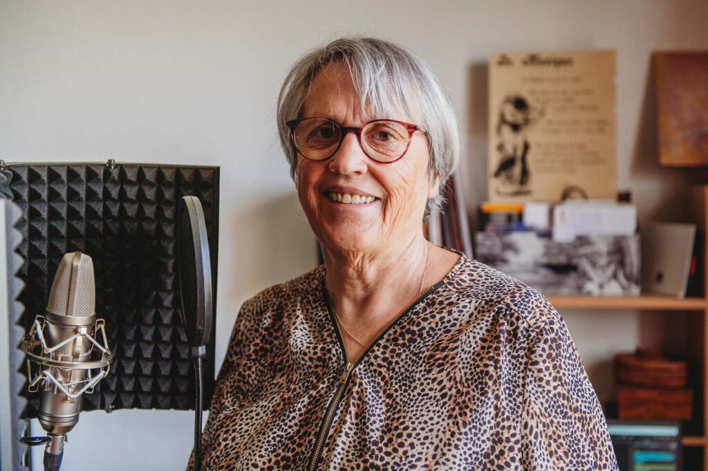 Béatrice Cazillac, alias Maëna Sol, lundi 13 avril, dans son studio à Cléré-sur-Layon, où elle compose et enregistre ses titres. | La Voix Lyssoise - KÉVIN NICOULEAUD