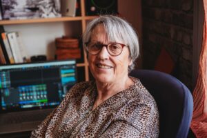 Béatrice Cazillac, alias Maëna Sol, lundi 13 avril, dans son studio à Cléré-sur-Layon, où elle compose et enregistre ses titres. | La Voix Lyssoise - KÉVIN NICOULEAUD