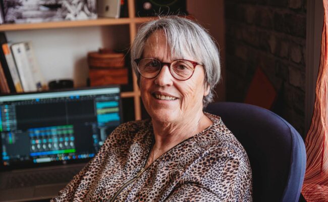 Béatrice Cazillac Maena Sol-Kévin Nicouleaud La Voix Lyssoise-20 Béatrice Cazillac, alias Maëna Sol, lundi 13 avril, dans son studio à Cléré-sur-Layon, où elle compose et enregistre ses titres. | La Voix Lyssoise - KÉVIN NICOULEAUD
