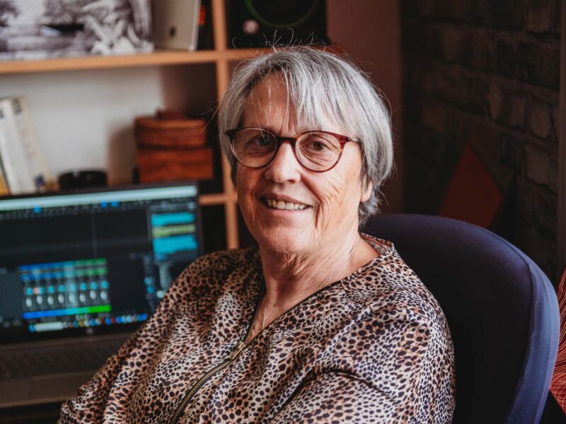 Béatrice Cazillac Maena Sol-Kévin Nicouleaud La Voix Lyssoise-20 Béatrice Cazillac, alias Maëna Sol, lundi 13 avril, dans son studio à Cléré-sur-Layon, où elle compose et enregistre ses titres. | La Voix Lyssoise - KÉVIN NICOULEAUD