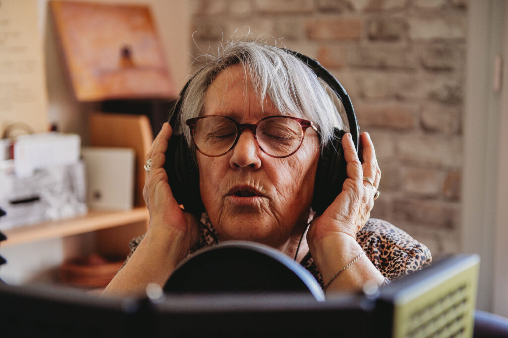 Béatrice Cazillac, alias Maëna Sol, lundi 13 avril, dans son studio à Cléré-sur-Layon, où elle compose et enregistre ses titres. | La Voix Lyssoise - KÉVIN NICOULEAUD