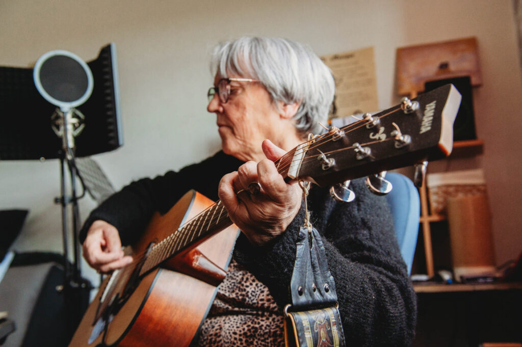 Béatrice Cazillac, alias Maëna Sol, lundi 13 avril, dans son studio à Cléré-sur-Layon, où elle compose et enregistre ses titres. | La Voix Lyssoise - KÉVIN NICOULEAUD