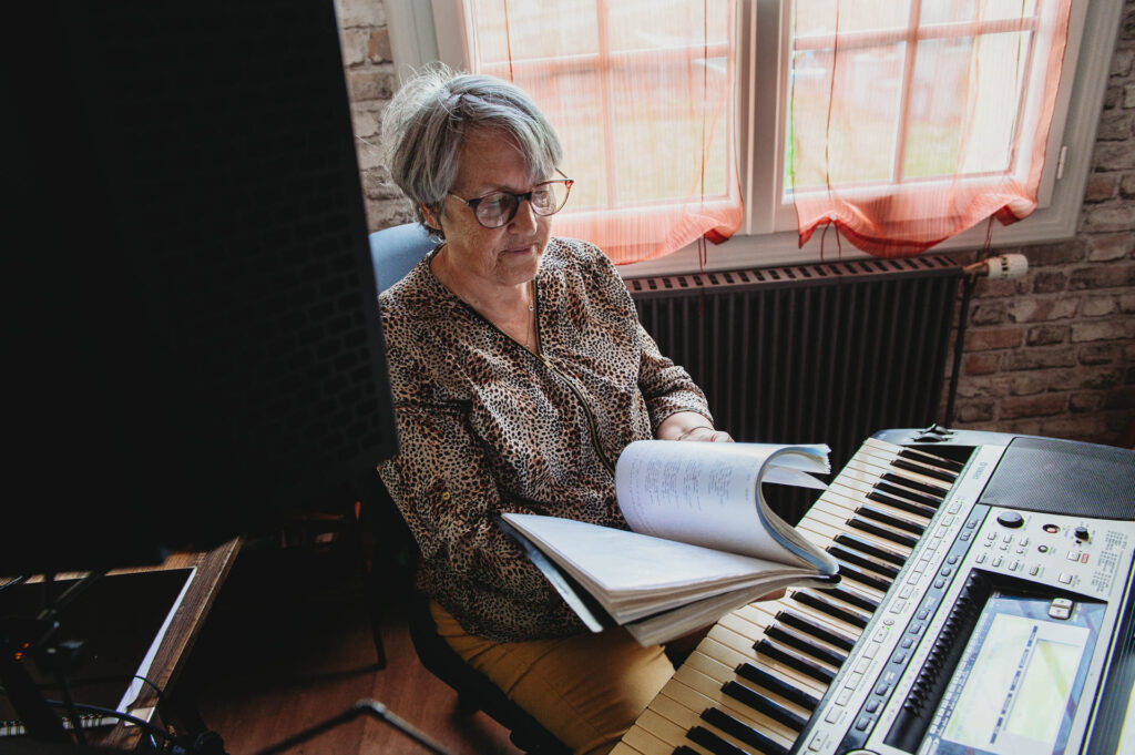 Béatrice Cazillac, alias Maëna Sol, lundi 13 avril, dans son studio à Cléré-sur-Layon, où elle compose et enregistre ses titres. | La Voix Lyssoise - KÉVIN NICOULEAUD