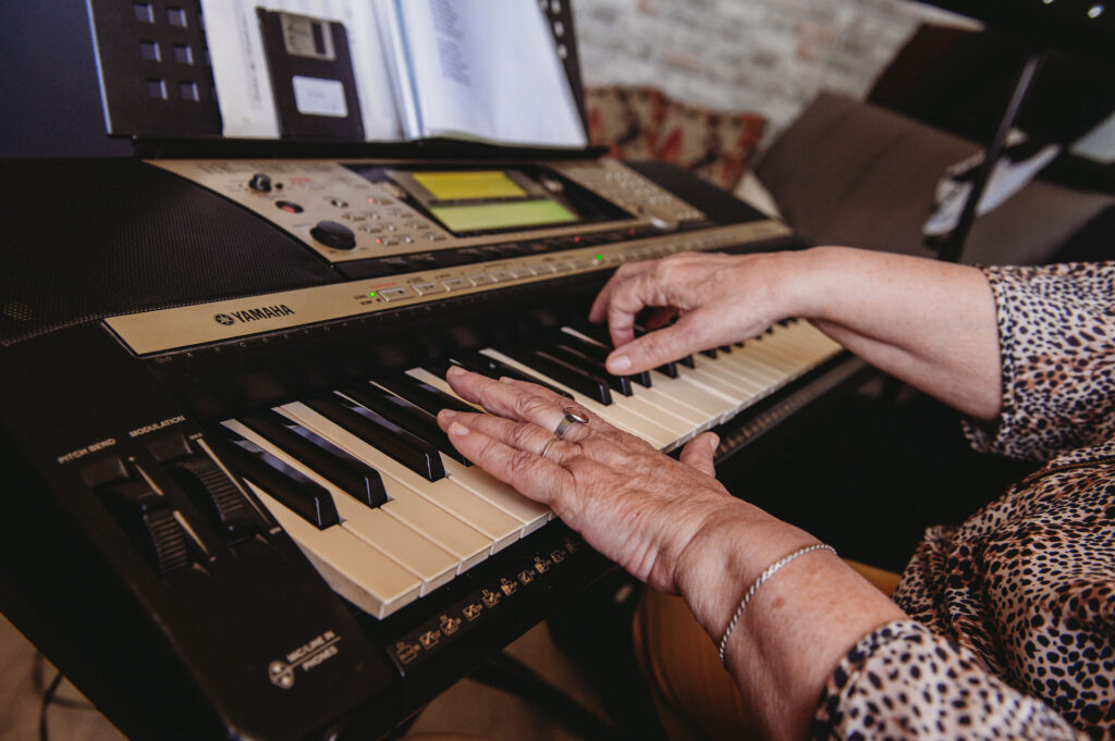 Béatrice Cazillac, alias Maëna Sol, lundi 13 avril, dans son studio à Cléré-sur-Layon, où elle compose et enregistre ses titres. | La Voix Lyssoise - KÉVIN NICOULEAUD