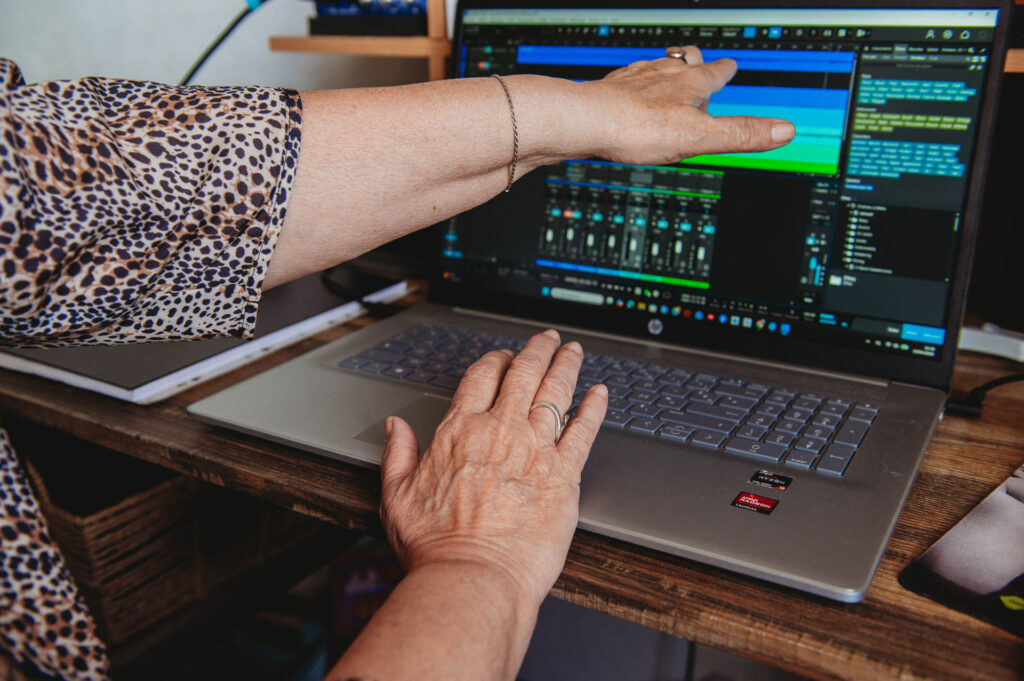 Béatrice Cazillac, alias Maëna Sol, lundi 13 avril, dans son studio à Cléré-sur-Layon, où elle compose et enregistre ses titres. | La Voix Lyssoise - KÉVIN NICOULEAUD