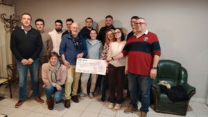 Les membres du Comité des Fêtes de Trémont lors de la remise d’un chèque de 2 000 € à l’association Leucémie Espoir 49, en janvier dernier | La Voix Lyssoise - KÉVIN NICOULEAUD.
