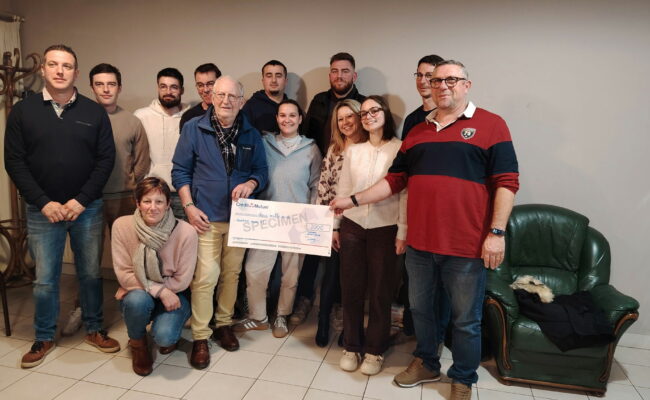 Les membres du Comité des Fêtes de Trémont lors de la remise d’un chèque de 2 000 € à l’association Leucémie Espoir 49, en janvier dernier | La Voix Lyssoise - KÉVIN NICOULEAUD.