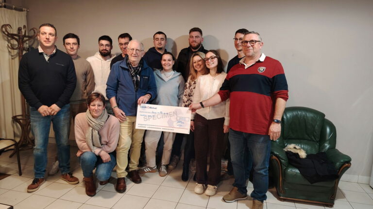 Les membres du Comité des Fêtes de Trémont lors de la remise d’un chèque de 2 000 € à l’association Leucémie Espoir 49, en janvier dernier | La Voix Lyssoise - KÉVIN NICOULEAUD.