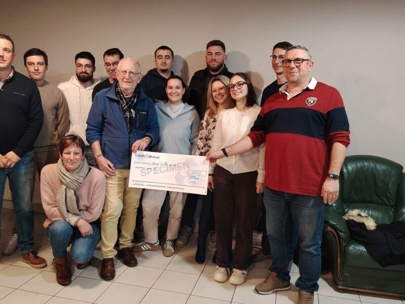 Les membres du Comité des Fêtes de Trémont lors de la remise d’un chèque de 2 000 € à l’association Leucémie Espoir 49, en janvier dernier | La Voix Lyssoise - KÉVIN NICOULEAUD.