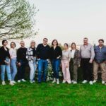 Au centre: Thomas Morin et Melody Lannoy, coprésidents de l’Association des artisans et commerçants du Lys, accompagné des membres du bureau lors de la réunion organisée au château de Maupassant à Vihiers, mardi 7 avril en soirée | La Voix Lyssoise - KÉVIN NICOULEAUD.