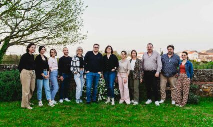 Au centre: Thomas Morin et Melody Lannoy, coprésidents de l’Association des artisans et commerçants du Lys, accompagné des membres du bureau lors de la réunion organisée au château de Maupassant à Vihiers, mardi 7 avril en soirée | La Voix Lyssoise - KÉVIN NICOULEAUD.