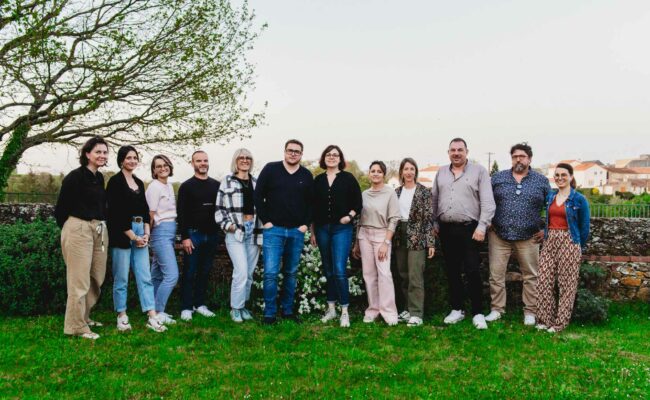 Au centre: Thomas Morin et Melody Lannoy, coprésidents de l’Association des artisans et commerçants du Lys, accompagné des membres du bureau lors de la réunion organisée au château de Maupassant à Vihiers, mardi 7 avril en soirée | La Voix Lyssoise - KÉVIN NICOULEAUD.