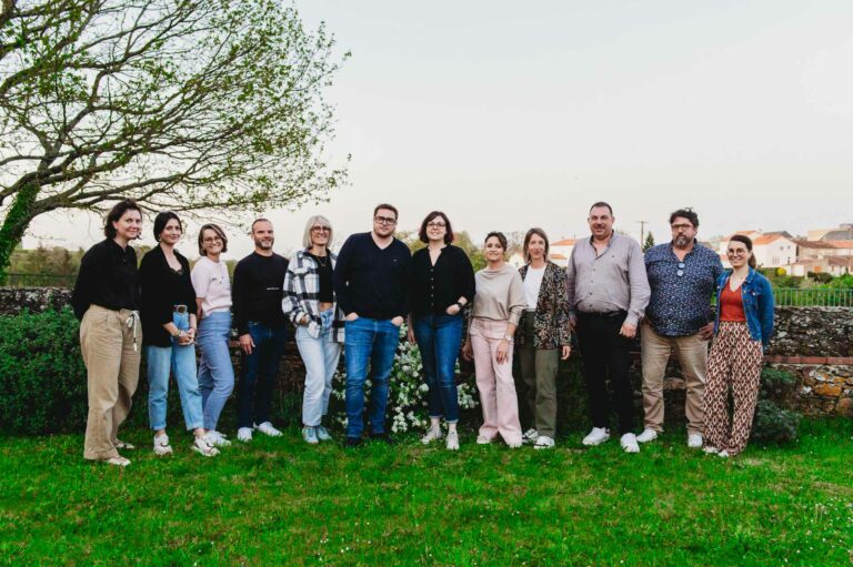 Au centre: Thomas Morin et Melody Lannoy, coprésidents de l’Association des artisans et commerçants du Lys, accompagné des membres du bureau lors de la réunion organisée au château de Maupassant à Vihiers, mardi 7 avril en soirée | La Voix Lyssoise - KÉVIN NICOULEAUD.
