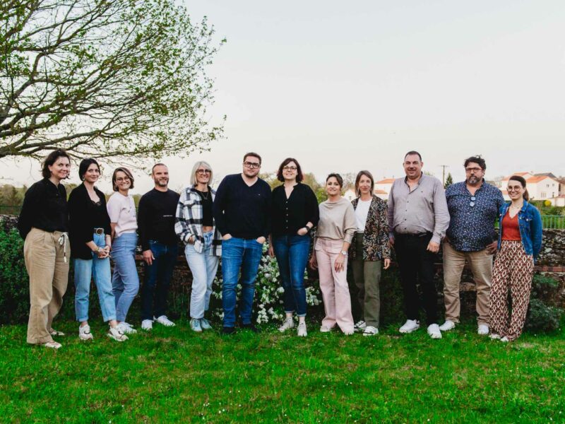 Au centre: Thomas Morin et Melody Lannoy, coprésidents de l’Association des artisans et commerçants du Lys, accompagné des membres du bureau lors de la réunion organisée au château de Maupassant à Vihiers, mardi 7 avril en soirée | La Voix Lyssoise - KÉVIN NICOULEAUD.
