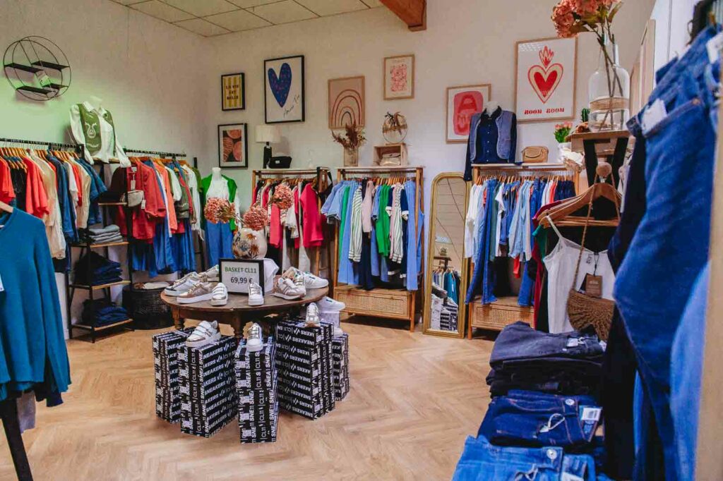 Depuis avril 2022, Emilie et Mathilde ont ouvert la Maison d’Emma à Vihiers, un concept unique qui réunit tous leurs univers | La Voix Lyssoise - KÉVIN NICOULEAUD.